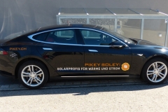Frimenfahrzeug - Tesla - "wir fahren mit Solarstrom"